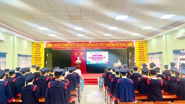 Lễ Bế Giảng Và Trao Bằng Tốt Nghiệp Tháng 11/2025 Lễ Bế Giảng Và Trao Bằng Tốt Nghiệp Tháng 11/2025