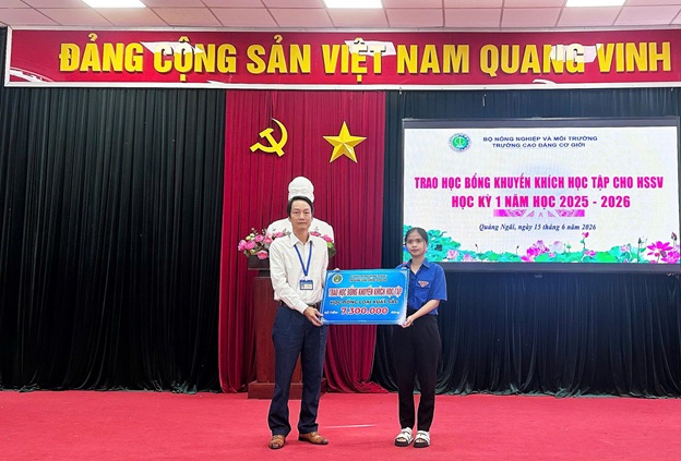 Awarding academic scholarships to outstanding students in 2026